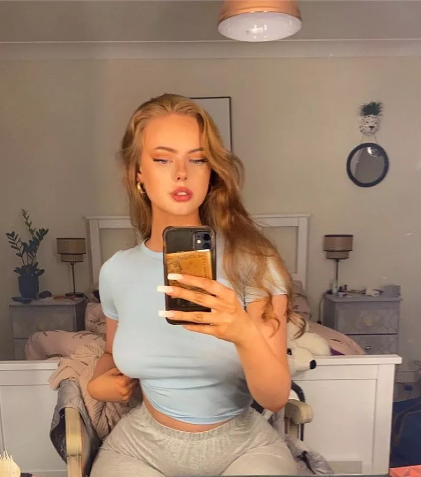 Stretching her shirt 👕