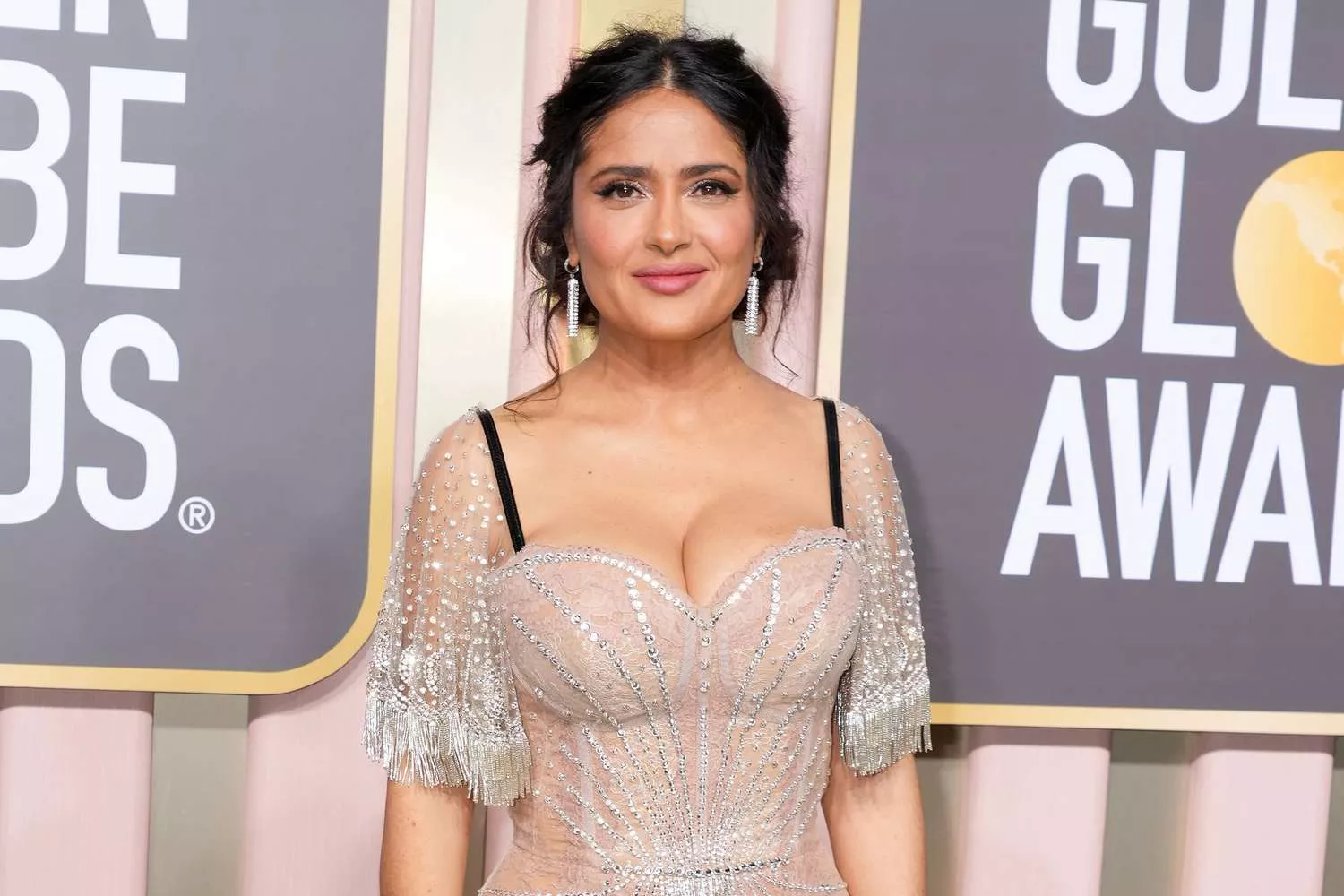 The ageless Mexican babe that is Salma Hayek Looks Incredible at the 2023 Golden Globes