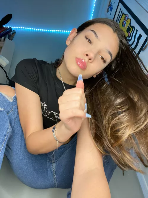 This pose would be amazing... if the jeans were removed hehe