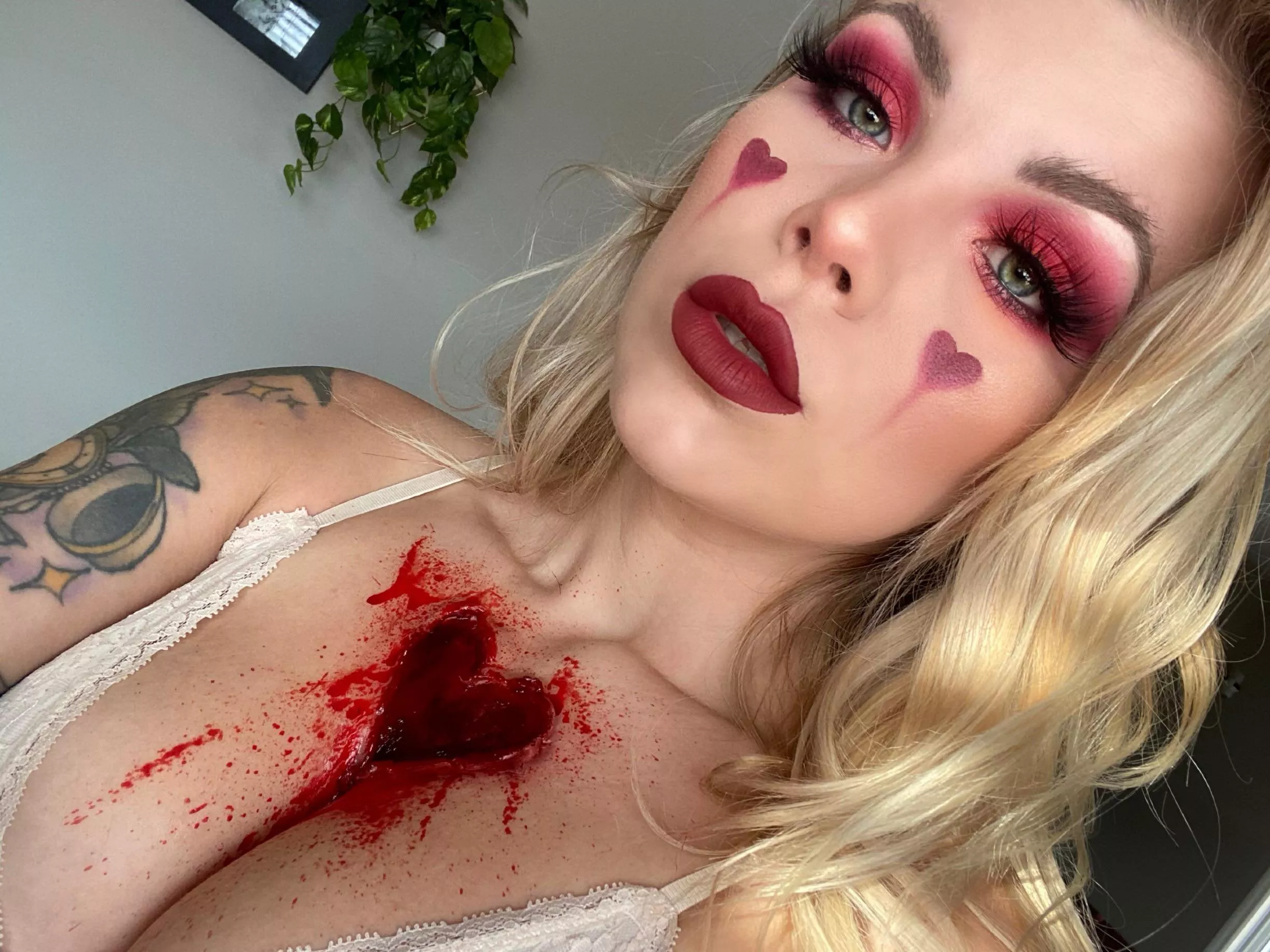 Valentine’s Day is just around the corner, is this too intimidating? 🖤