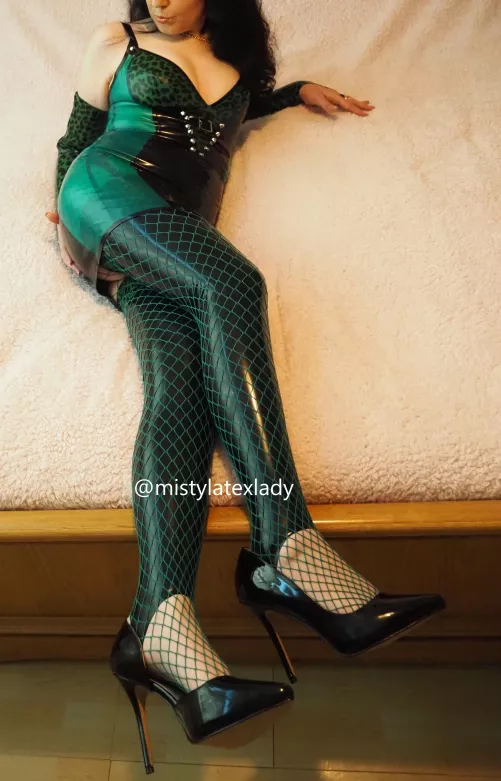 Worship my heels, slave! Make sure you clean them perfectly with your tongue.