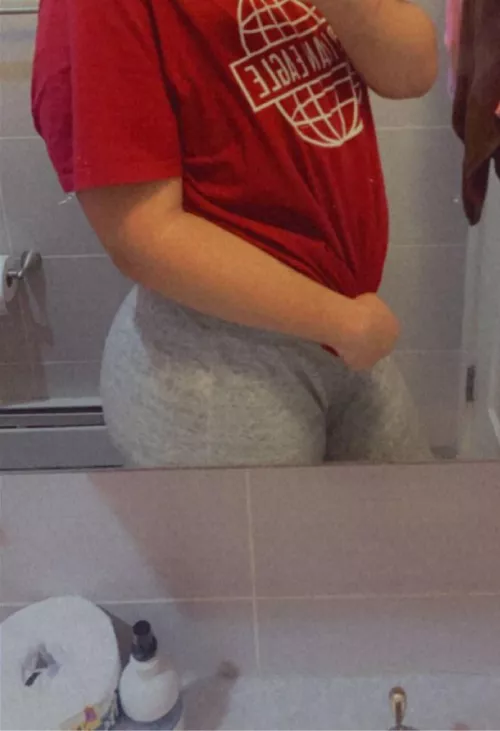 18 m virgin bottom looking for daddies beards+ hairy+++ and be verbal i like hearing you speak to me. dm me for my snap to see my virgin body or roleplay