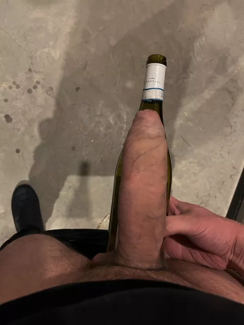 Anyone wants a glass of wine? 🍷😏