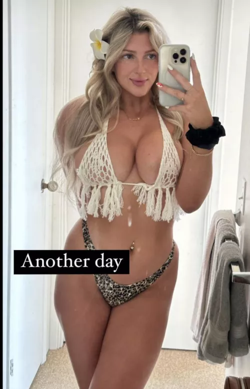 Carly (@carlyyhartfit)