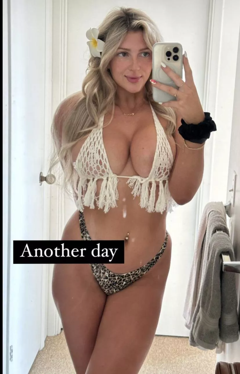 Carly (@carlyyhartfit)