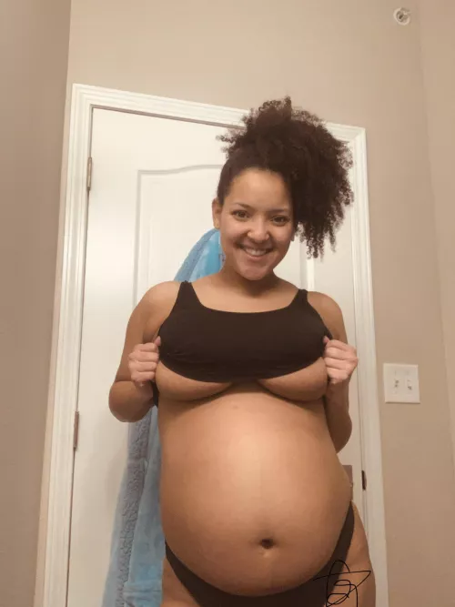 custom preggo content available now 😏