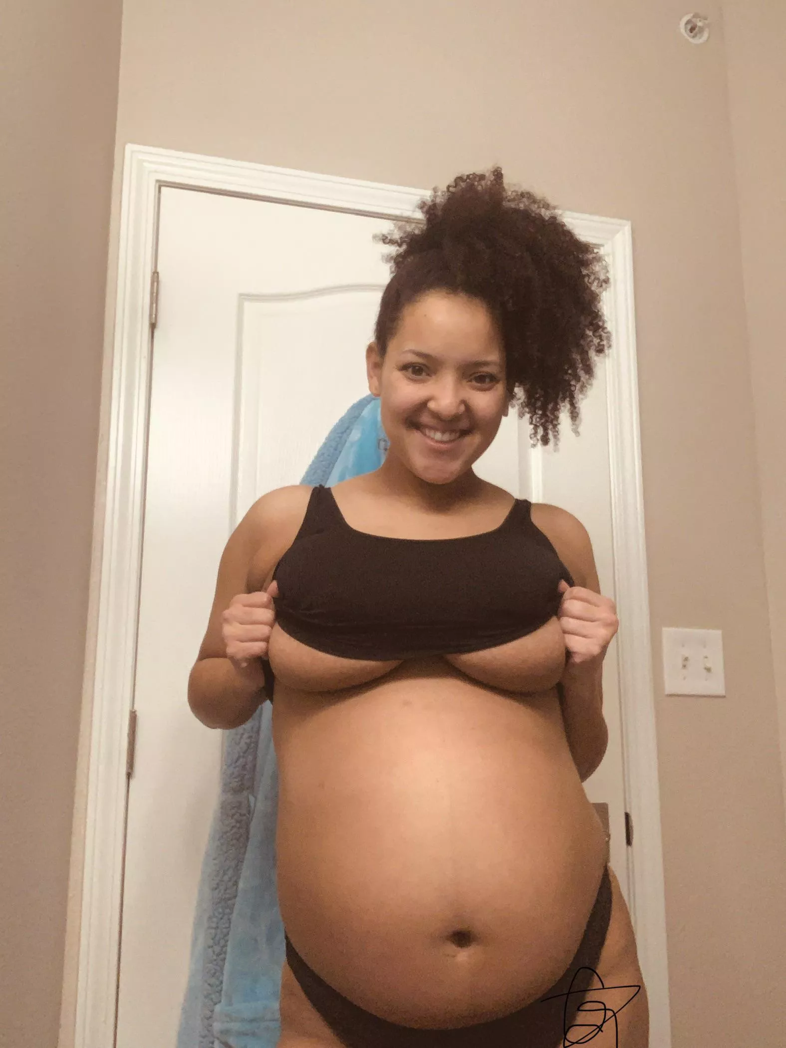 custom preggo content available now 😏