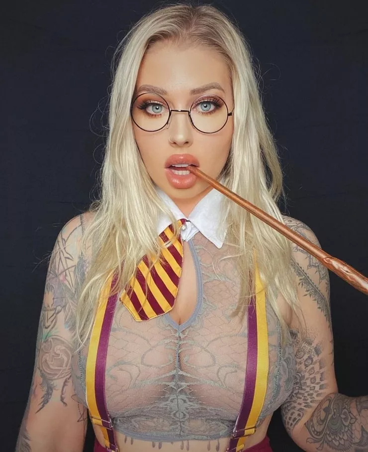 Did you noticed she has tattoos too