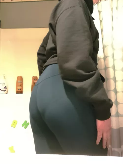 Do I look good in these leggings? Sorry my panties were a little tight here lol.