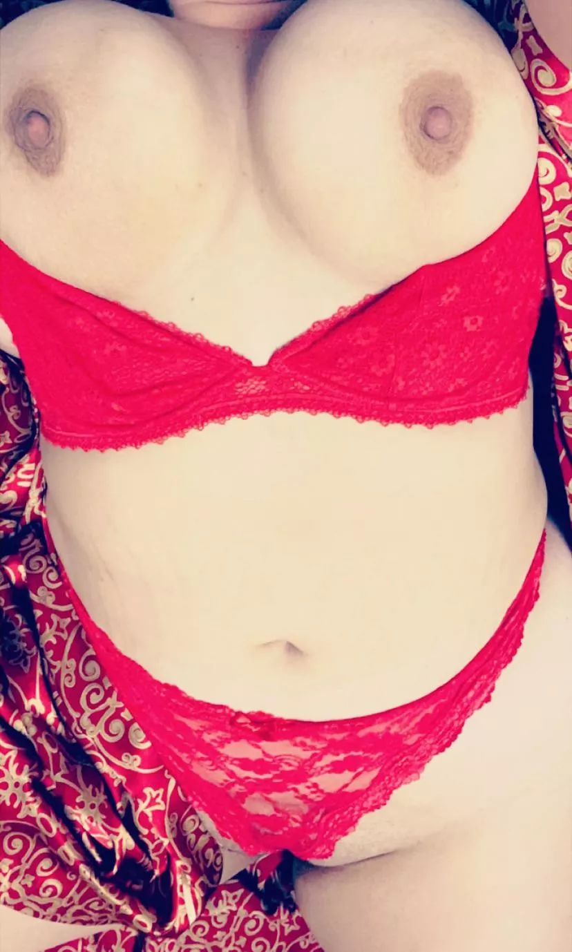 Doesn't every man want to enjoy a sexy thick cheating milf? 😈