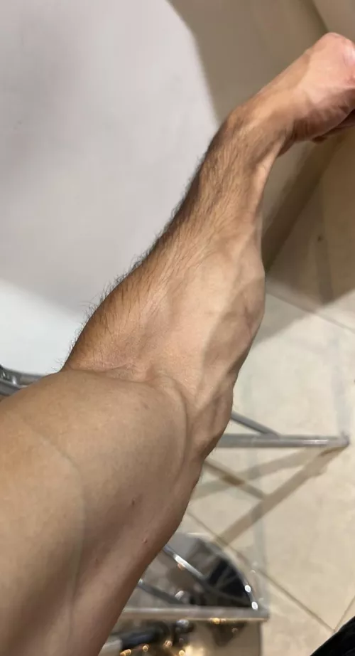 Hairy, veiny and hard 💪🏻😝