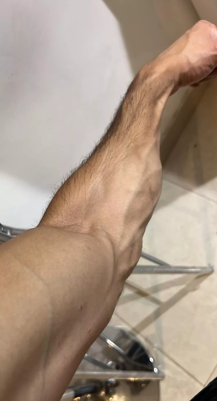 Hairy, veiny and hard 💪🏻😝