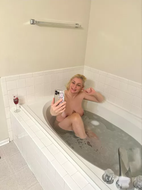 Happiness, peace, love, and nudity. Happy nude Saturday 💚♥️💙💜☕️🥐