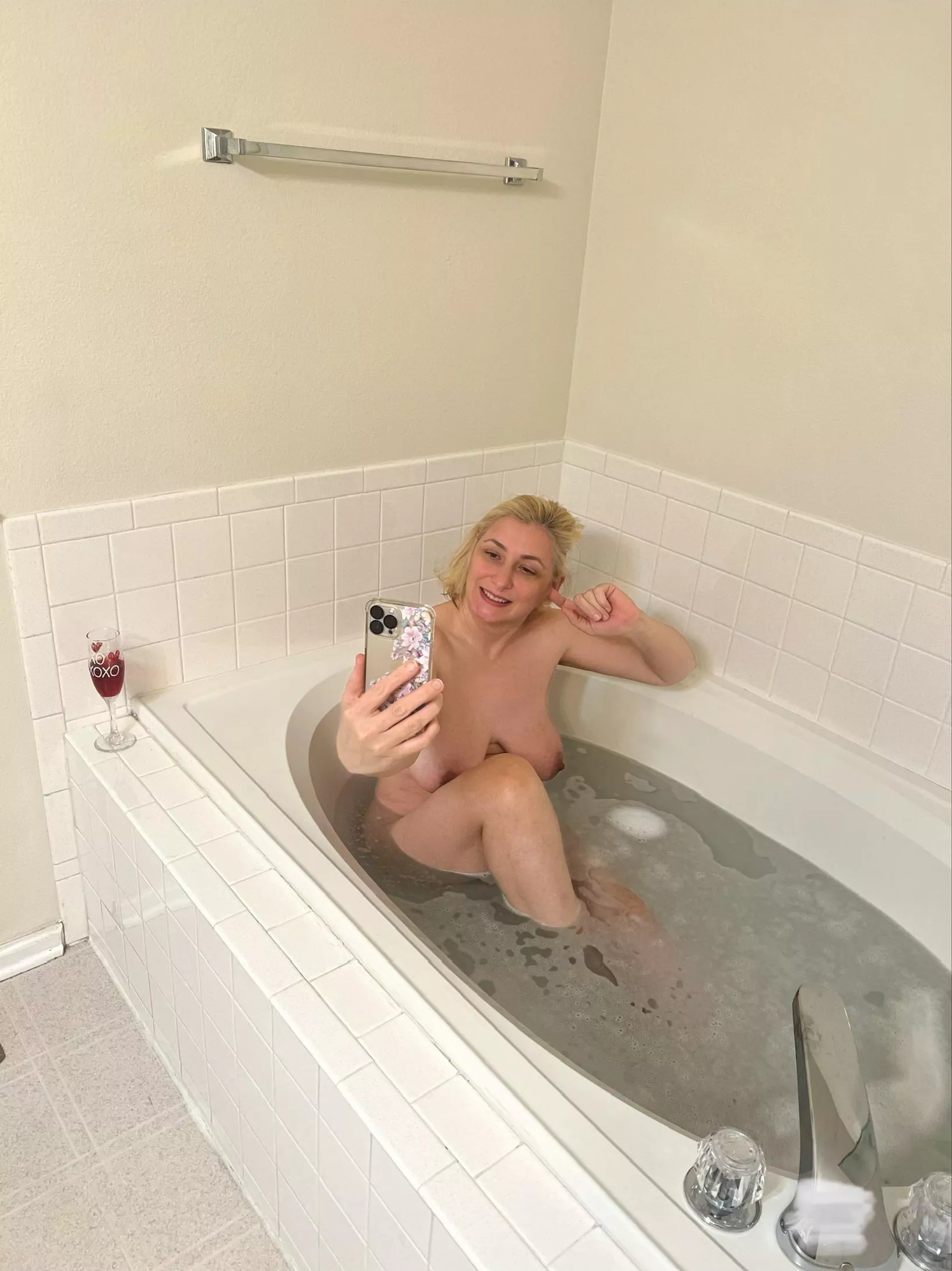 Happiness, peace, love, and nudity. Happy nude Saturday 💚♥️💙💜☕️🥐