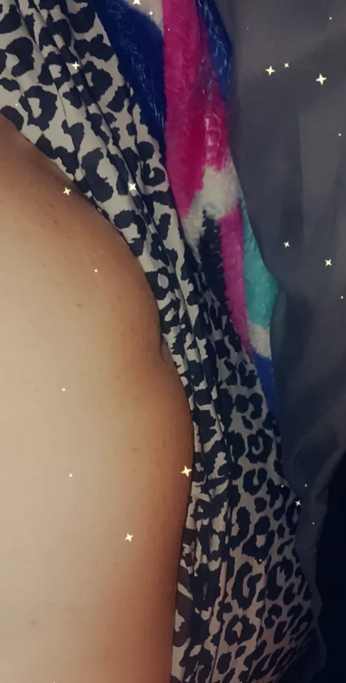 I had the worst day, and I'm sick. Tell me nice things to make me feel better pleeeeese. Here's my cute little sleepy mound for attention ❤️