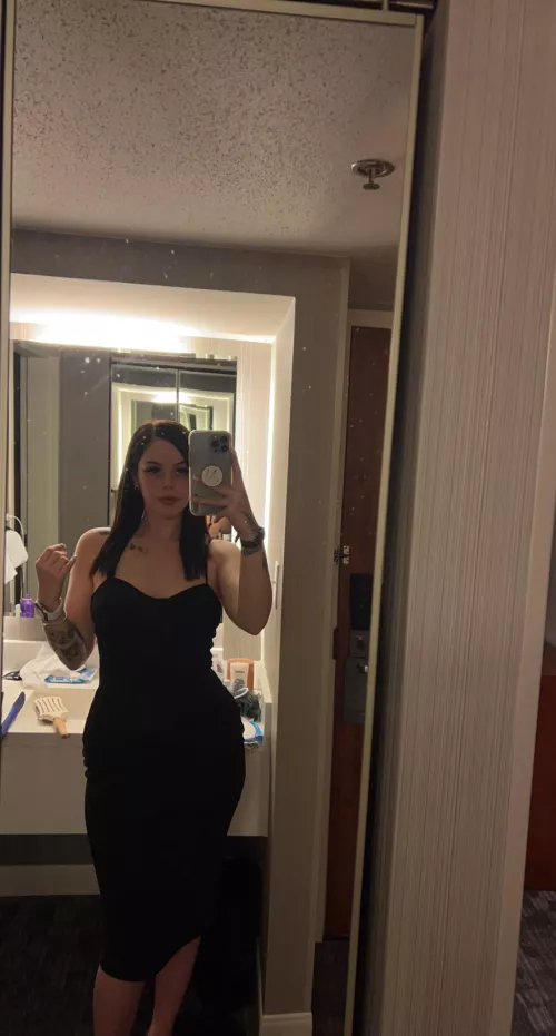 I love wearing tight dresses that show off my curves 😜