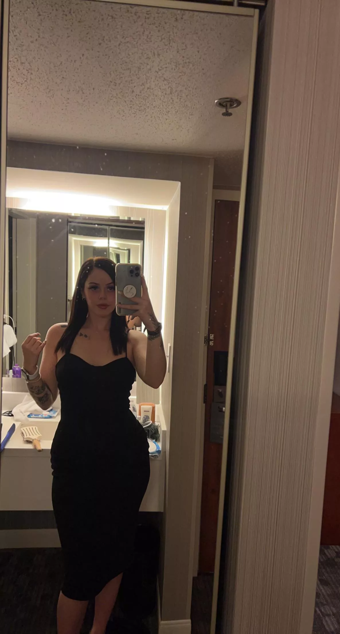 I love wearing tight dresses that show off my curves 😜