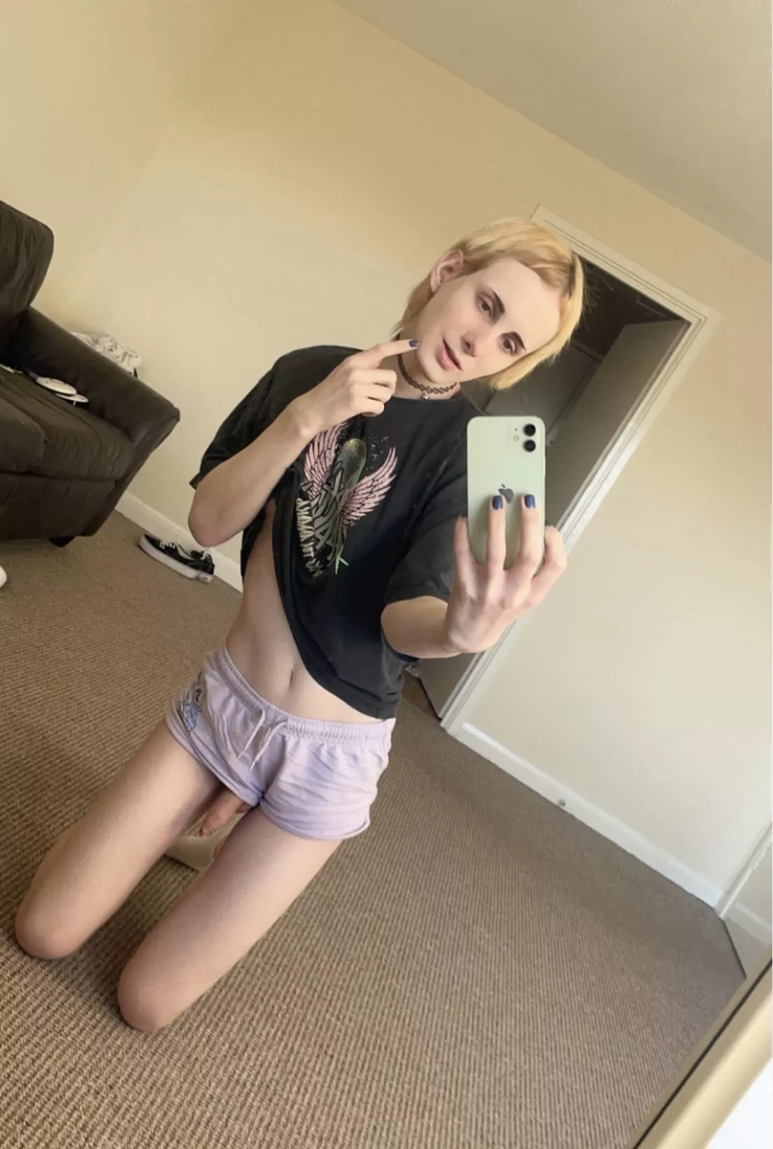 I want a manly daddy lied infront of me sucking me 🥰