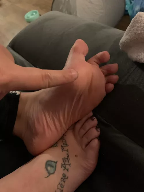 I’m gonna trap your nose between my toes 😈😈😈