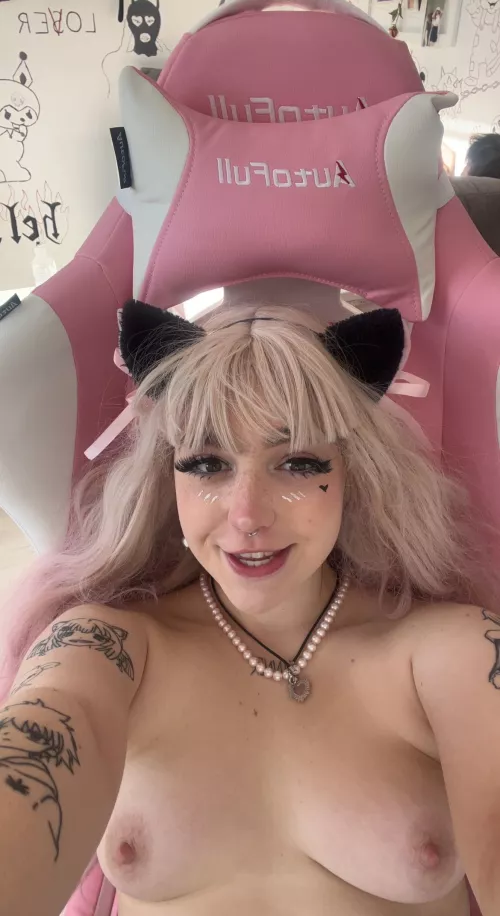 In desperate need of a cock to suck right now<3