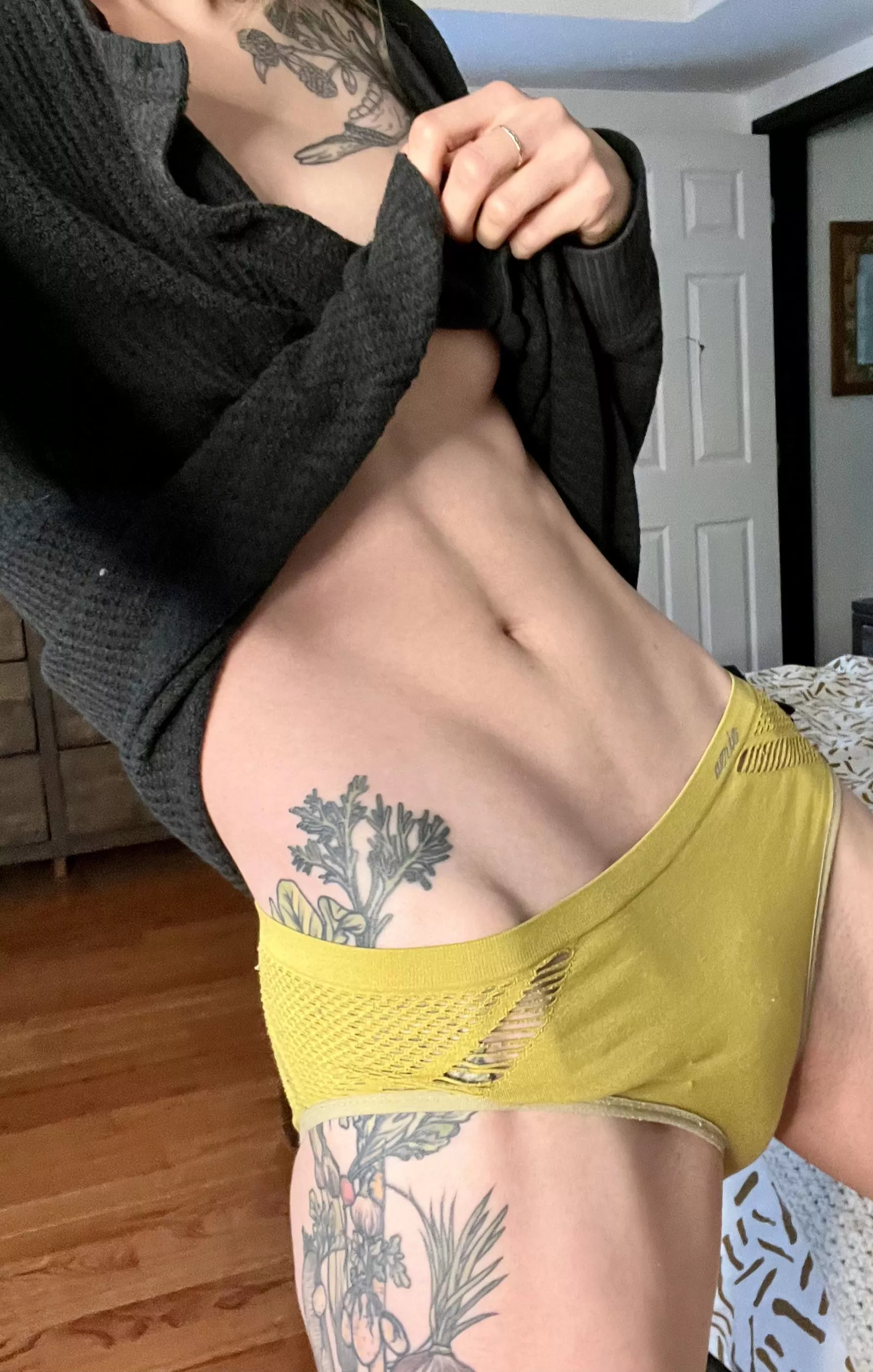 Just a flash of my toned tummy [img]