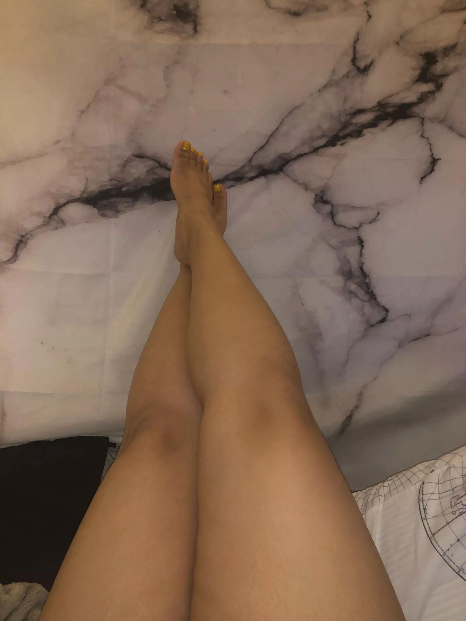 mommy loves showing off her soft legs and thighs 🥰💖