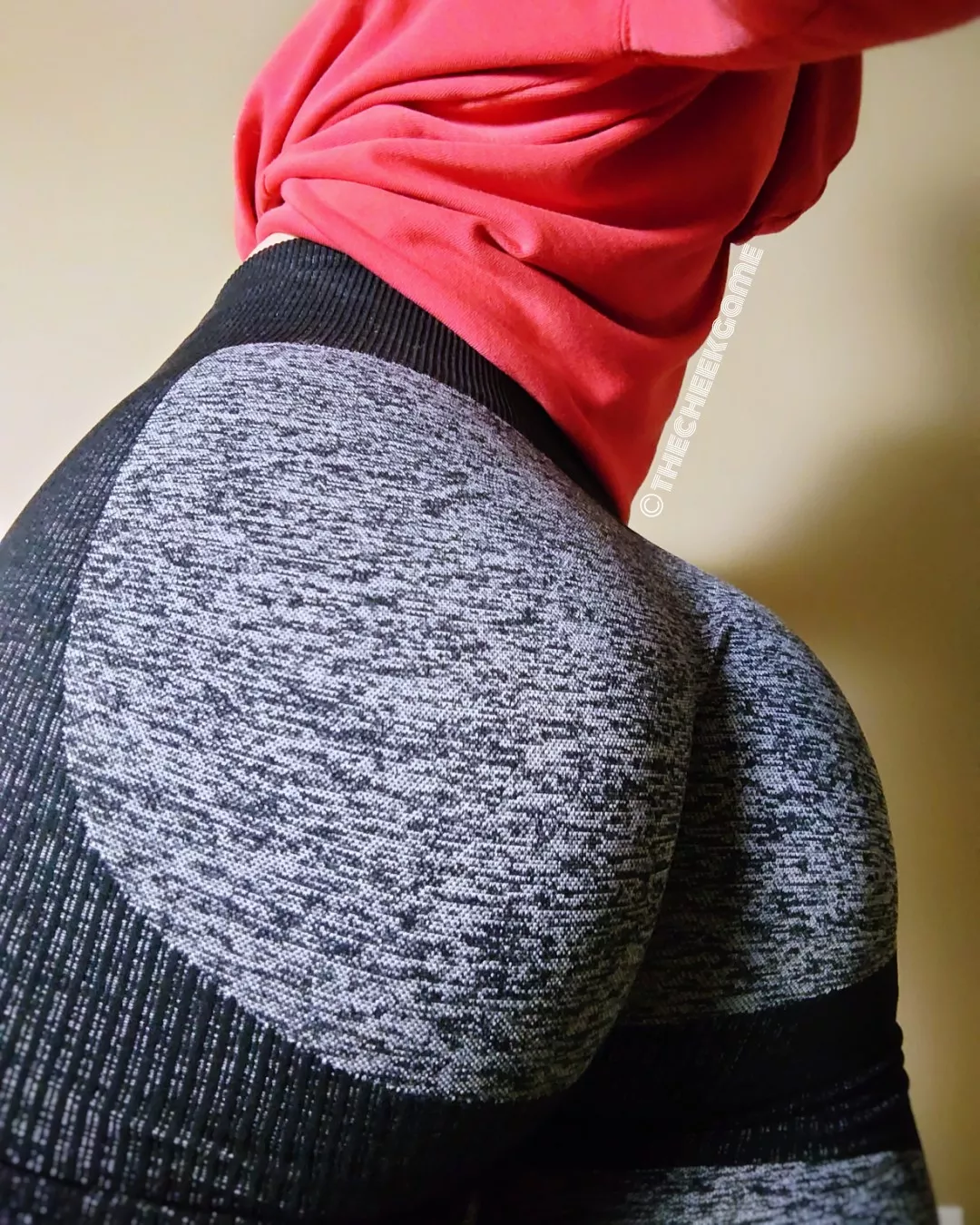 Pants working extra hard to contain this juicy peach!