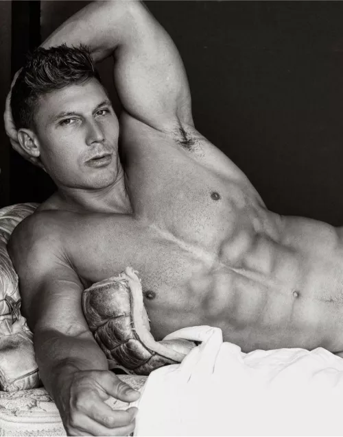 Physique Model Tyler Sarry