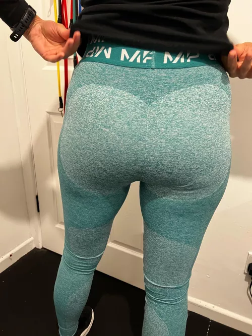 Pre-pump and first time showing my ass is leggings online 🍑
