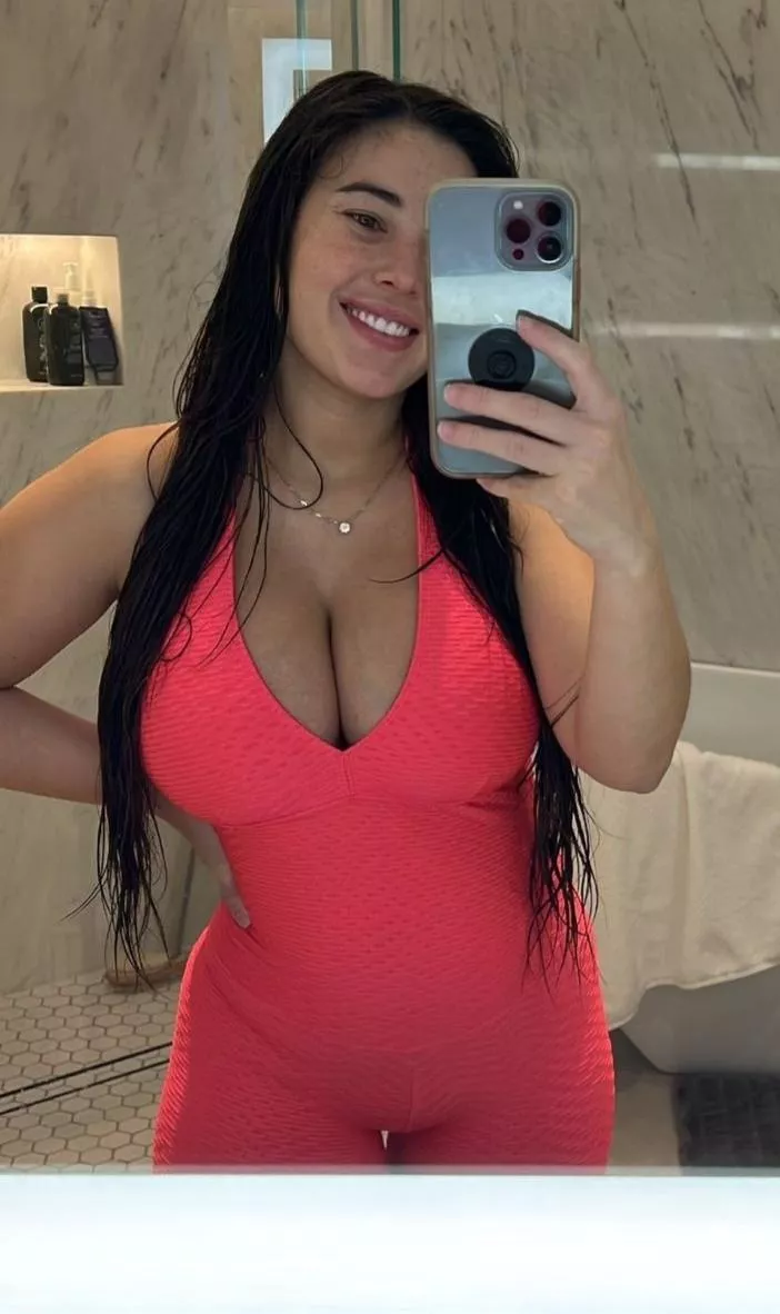 She's gorgeous as a new MILF...