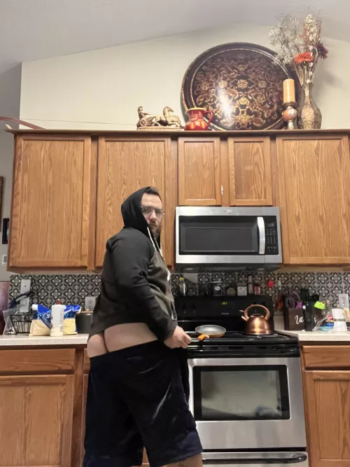 Showing my ass while cleaning the house 🥵🤭
