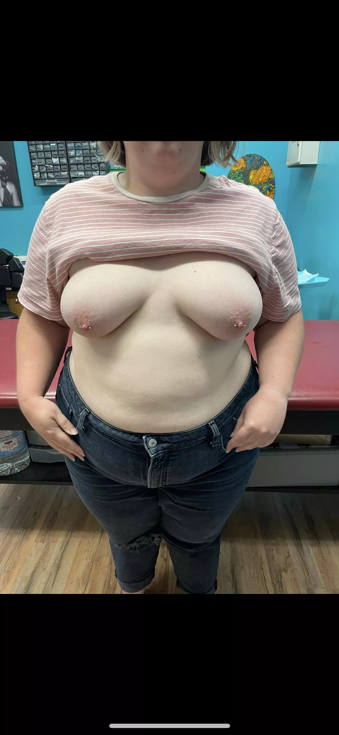 Surprise!! Bonnie’s pierced 💋