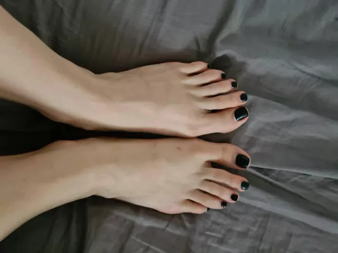 Time for new pedi 🥰 im thinking light pink! Any other ideas?😘
