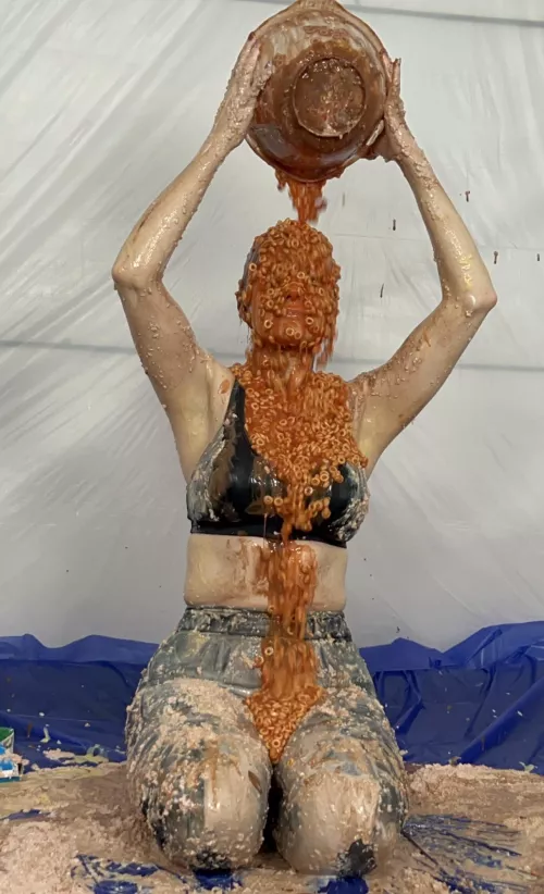 Trashing my Lycra gym outfit during my latest ‘messy home workout with Brooke’ scene 🪣🙋🏻‍♀️ this baked beans and spaghetti hoops combination was so slimey and smelly as it smothered my face and mouth, covering my ponytail and filling m