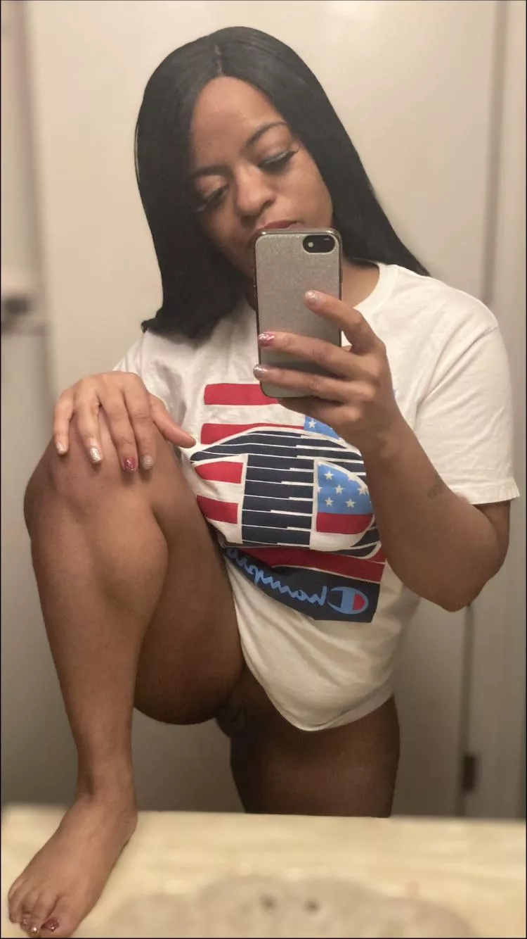 T-shirt with no panties on