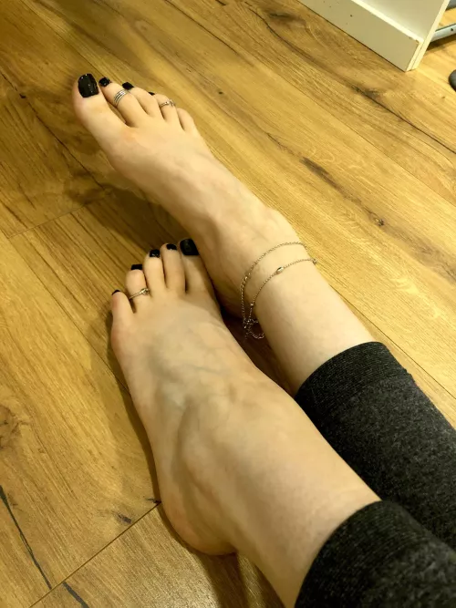 Wanna kiss my toes? 😏😘