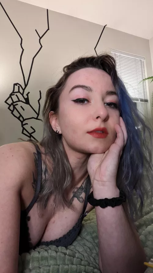 wish I had a cute lil girlie to do my eyeliner for me before work 💛