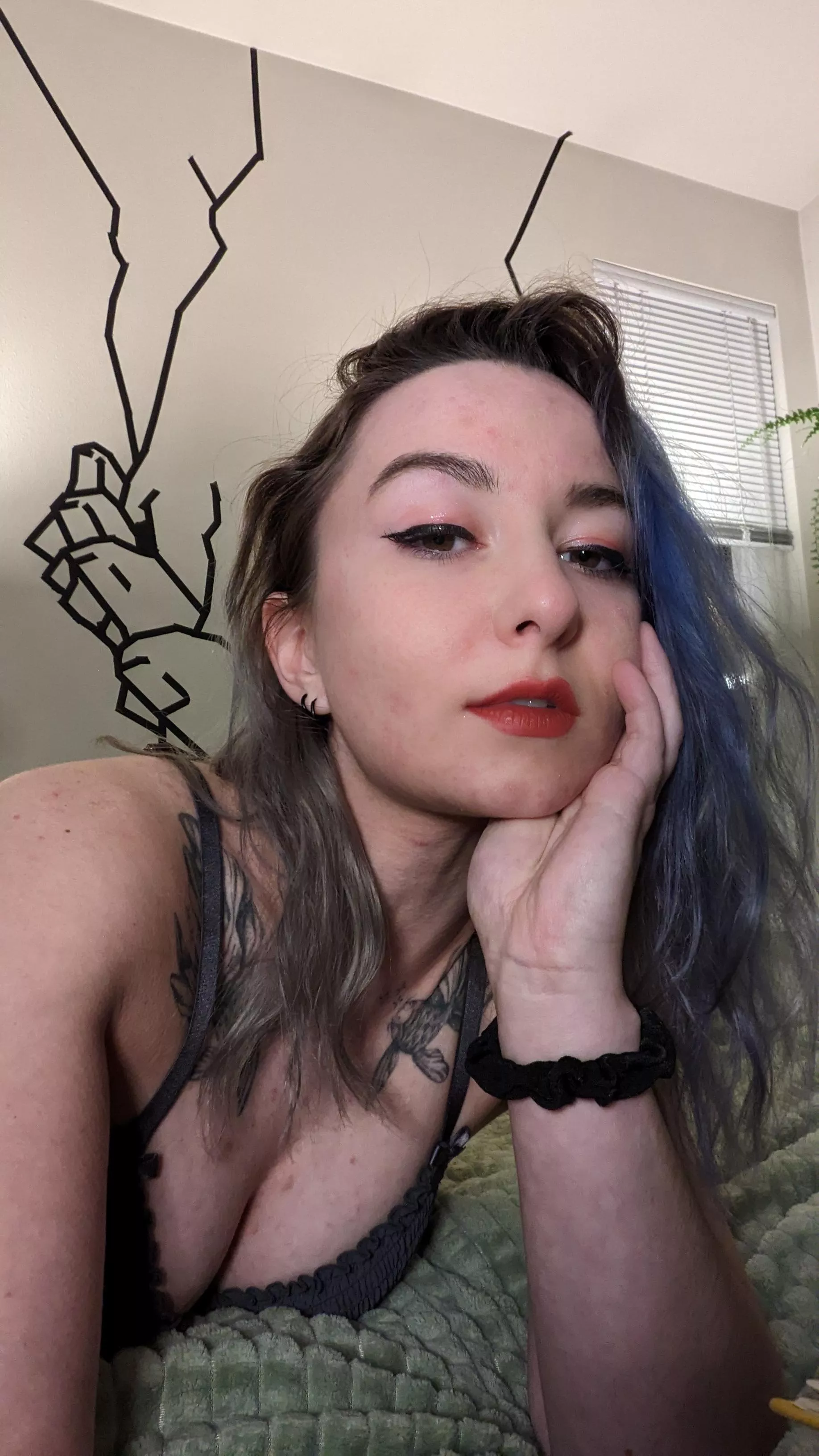 wish I had a cute lil girlie to do my eyeliner for me before work 💛