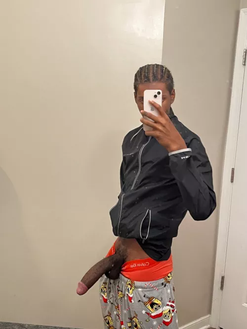 [18] Looking for hung bros to compare with