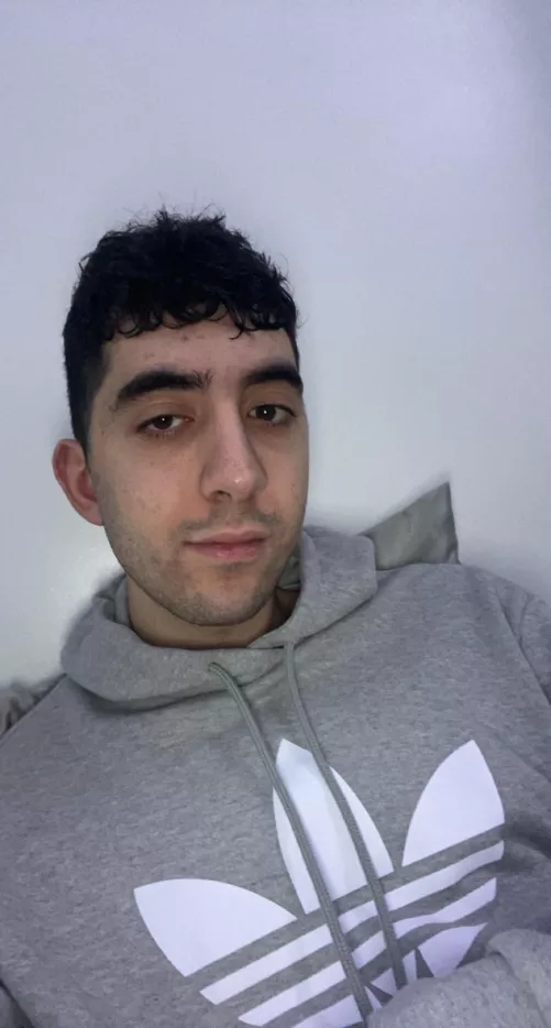 21 uk, struggle with being myself, any friends i could open up to? 💙