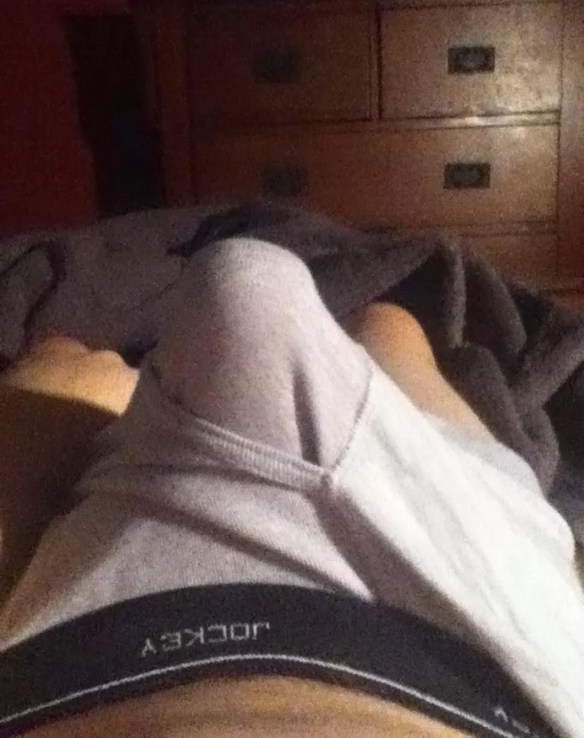 22 cocky verbal guy looking to compare cocks ON LIVE. Smaller has to shoot his load for the bigger man. tylerL995