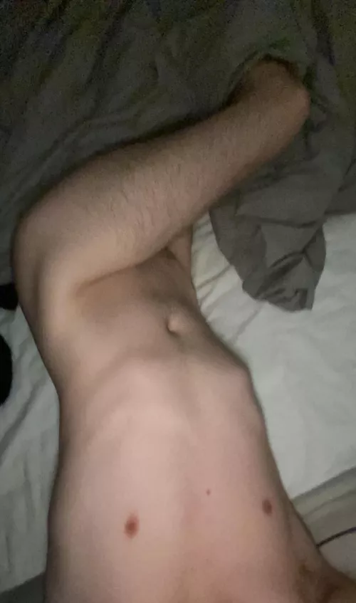 23 U.K. - love verbal guys and daddy types. could do with some entertainment. get my attention 😈 - htight5