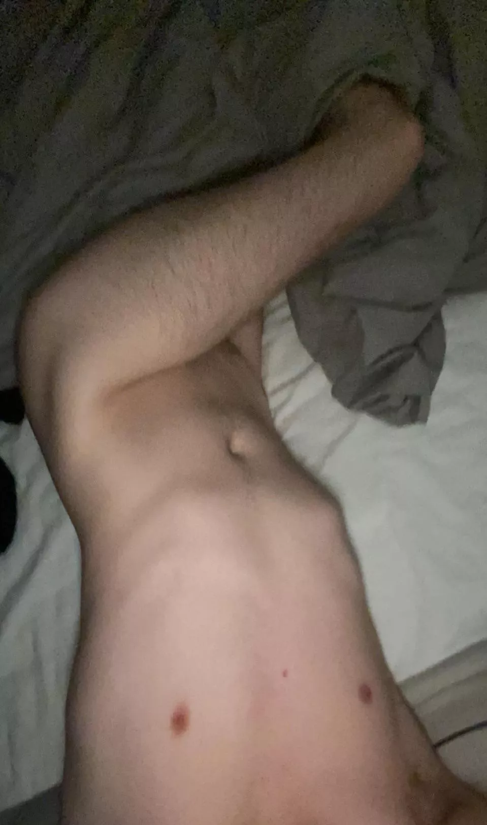 23 U.K. - love verbal guys and daddy types. could do with some entertainment. get my attention 😈 - htight5