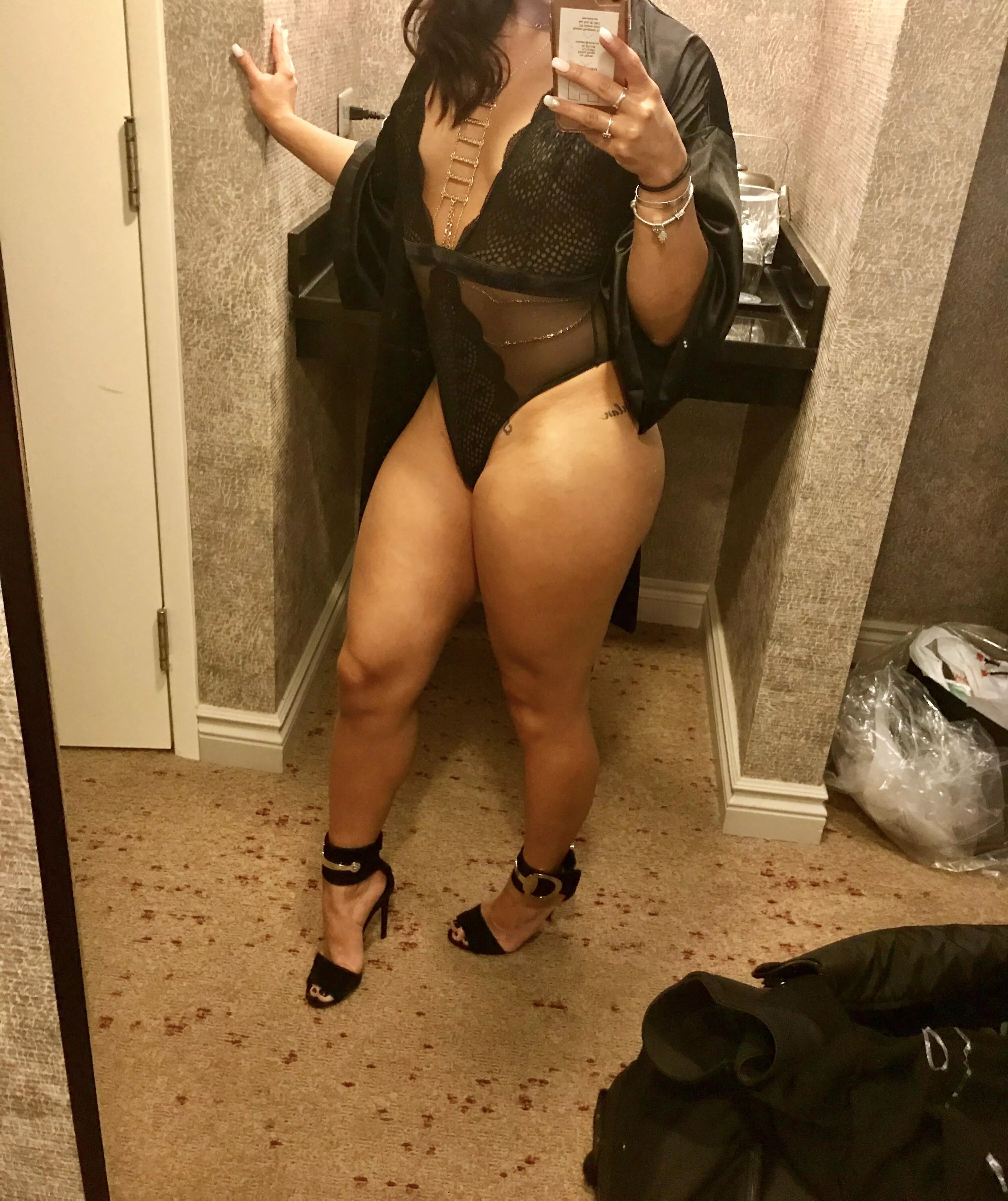 A little fun this evening 😘 running around the hotel hallways