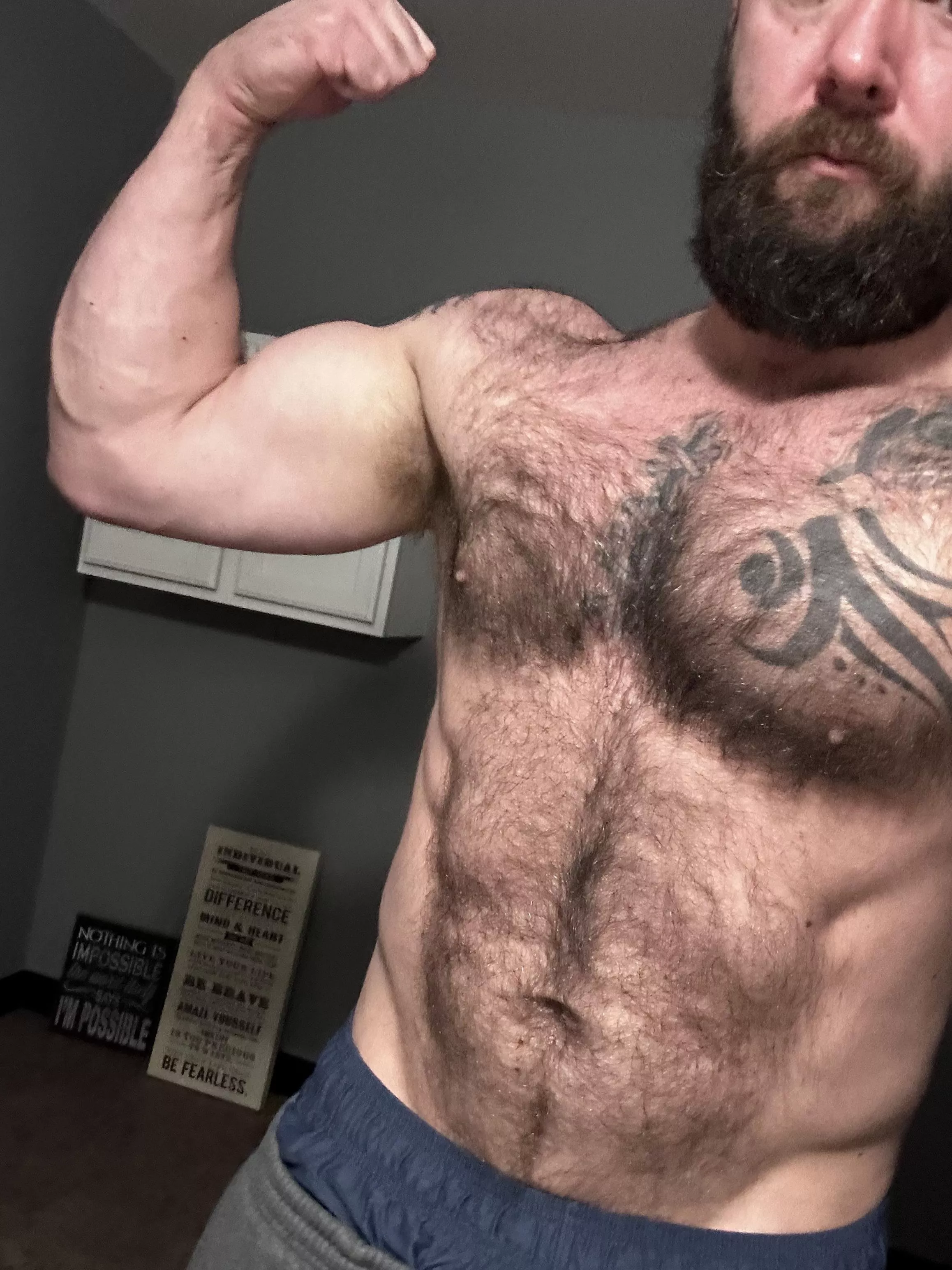 Casual post workout flex (sorry my pants are slightly down, it’s because I have shorts on and it makes my waist look lol)