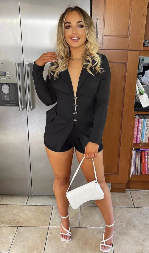 Cuck here looking for new bulls to fuck my gorgeous incredibly slutty gf. Dm me if your interested.