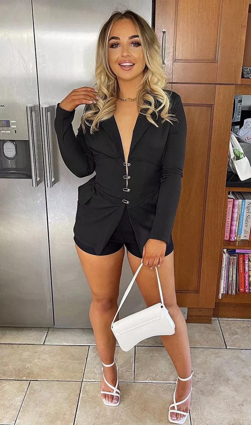 Cuck here looking for new bulls to fuck my gorgeous incredibly slutty gf. Dm me if your interested.