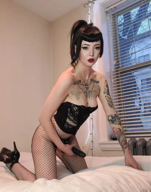 [Domme] your pov when I call you to come over.