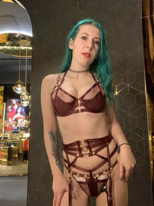 Gartered tummy [img]