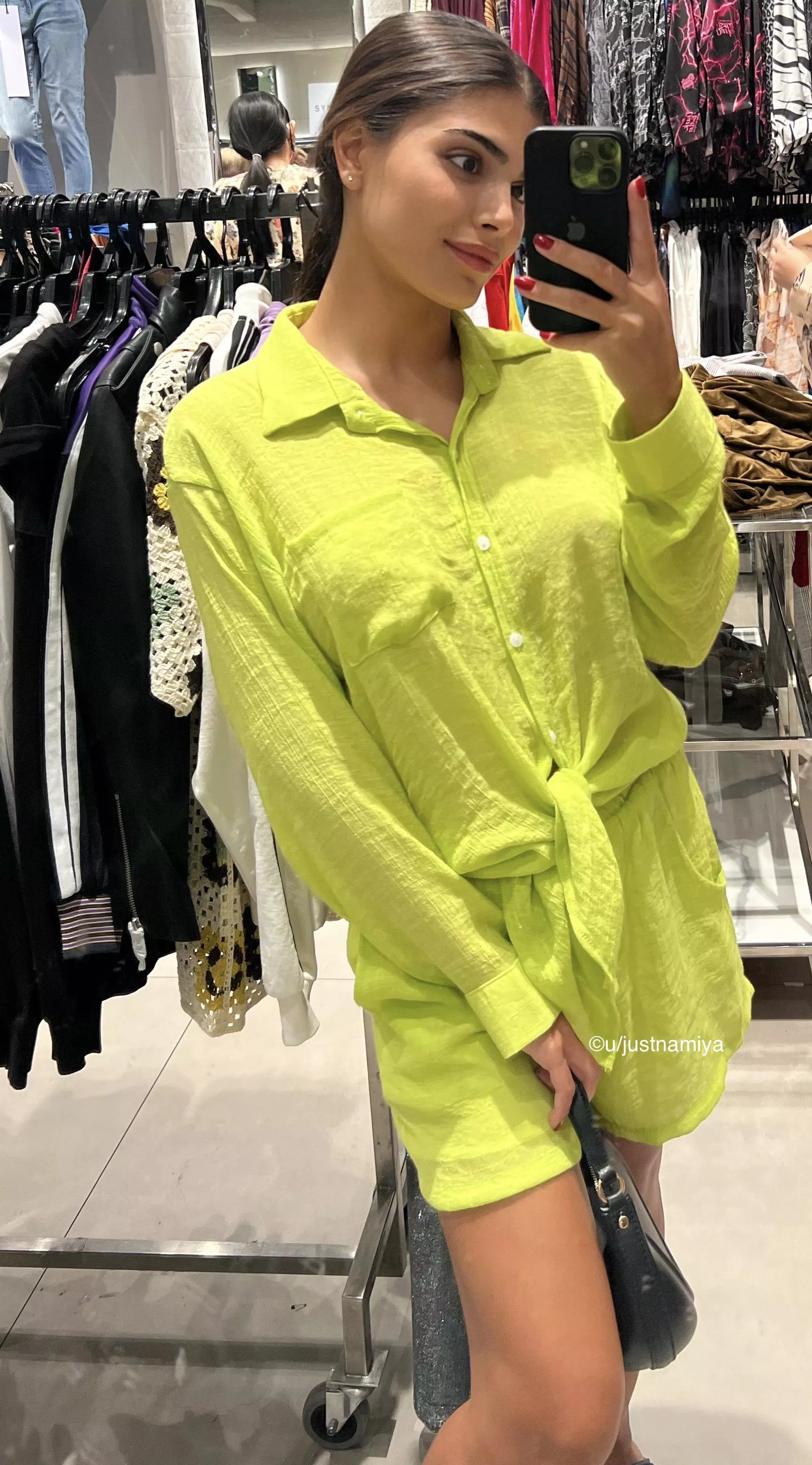 Giving you small hints to follow me to the dressing room. Do you come?